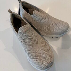 NEW Skechers Women's Arch Fit Cascade Slip On Shoes Size 8 Taupe